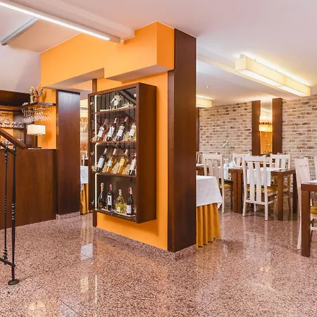 Hostel Bialy Dom Krasków