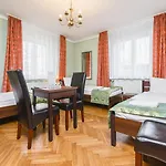 Biały Dom Hostel *